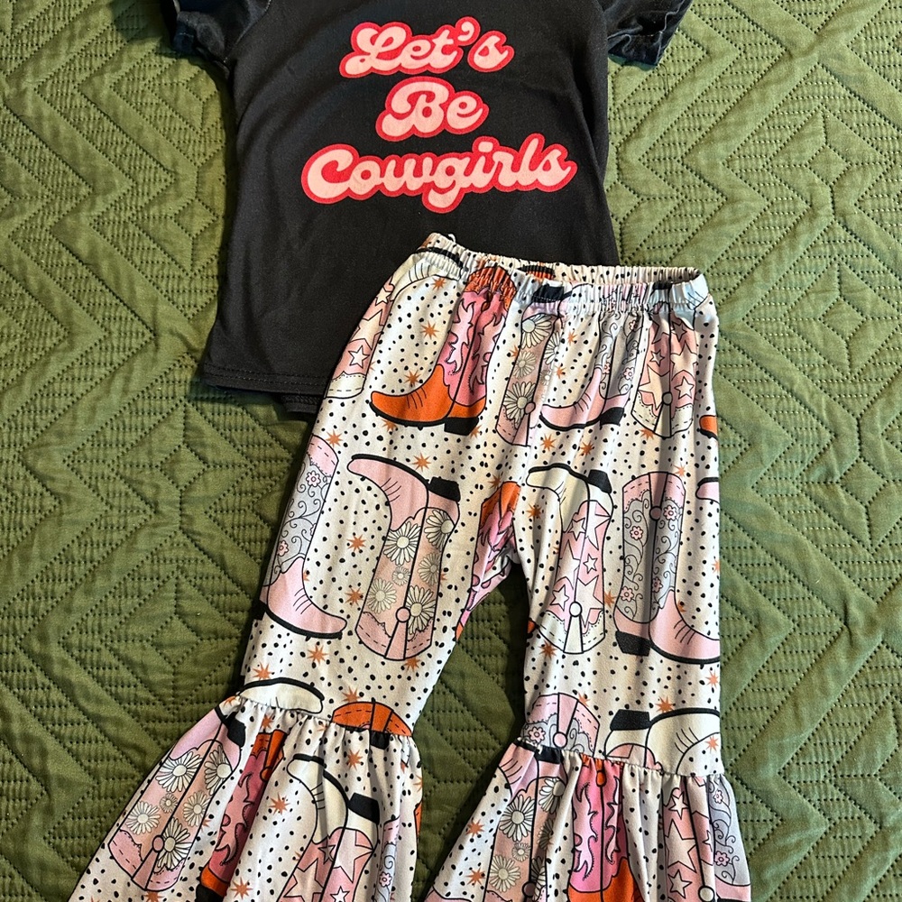 ⭐️5/$25⭐️Let's Be Cowgirls bell bottom Set - Black and Pink